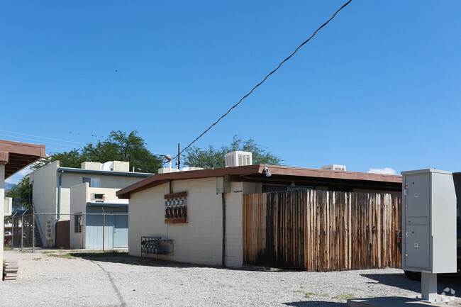 Building Photo - Helen St Apartments