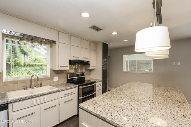 Building Photo - 1555 Shirl Ln