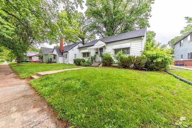 Building Photo - Close to Campus! Charming Home!