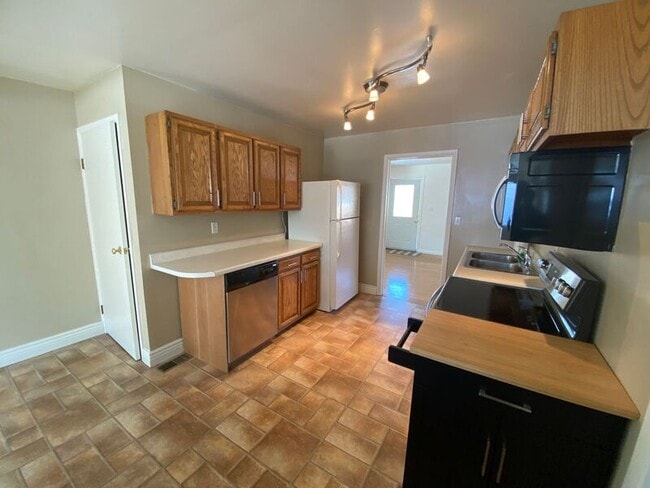 Building Photo - 2902 Armen Ave