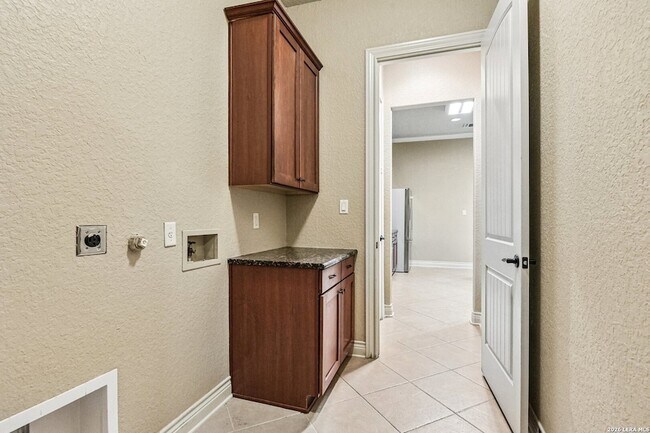 Building Photo - 4911 Country Cv