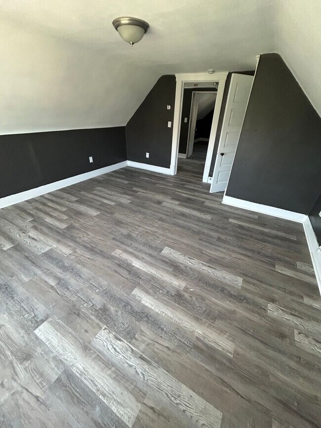 Building Photo - SECTION 8 and EDEN Accepted! Spacious with 6 Br!