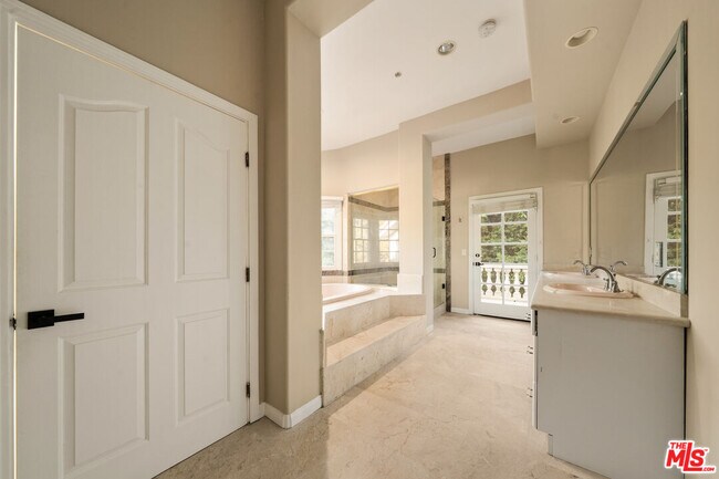 Building Photo - 1109 Pine Dr