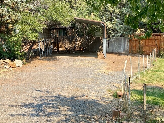 Building Photo - A Rare Find: Expansive NE Bend Home with E...