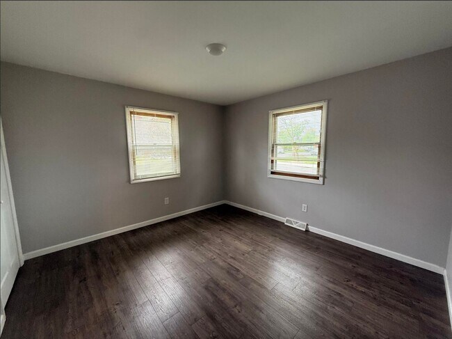 Building Photo - 3 Bed 1.5 Bath home **Available Now***