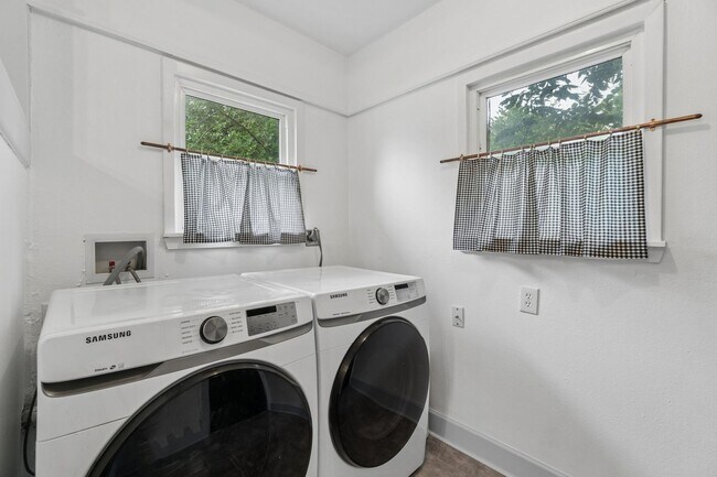Building Photo - Charming 3-Bedroom Home with Modern Finishes and Inviting Patio!