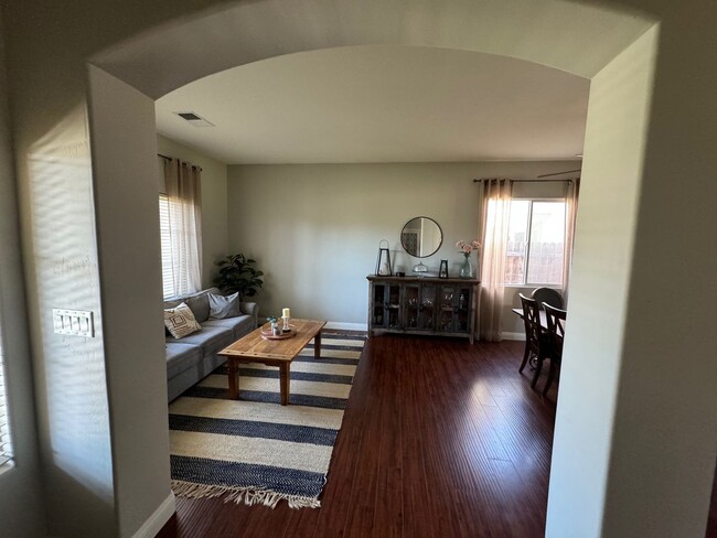 Building Photo - Beautiful single-family home with 6 Bedroo...