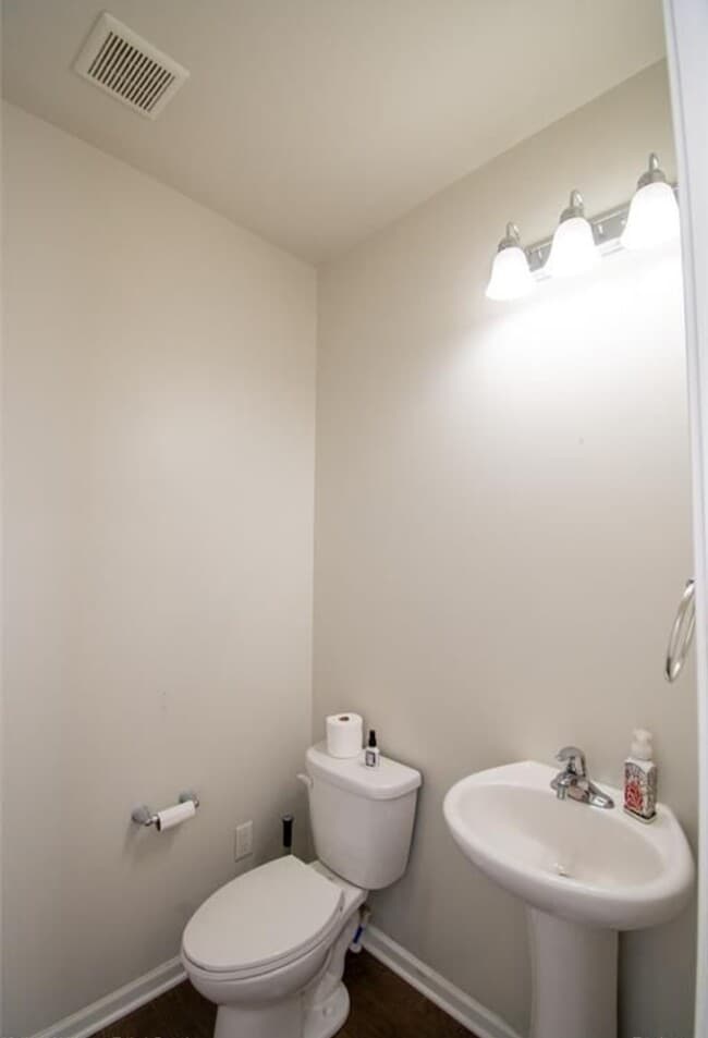 Building Photo - 5995 Branch Dr