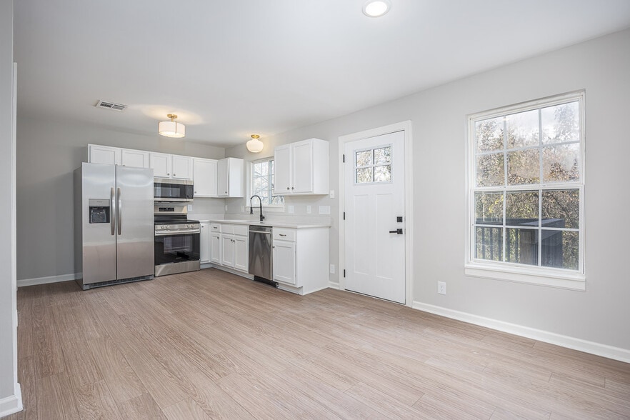 Building Photo - 3317B Niagara Dr