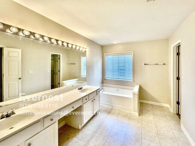 Building Photo - Comfortable 3-Bedroom Home with Prime Loca...