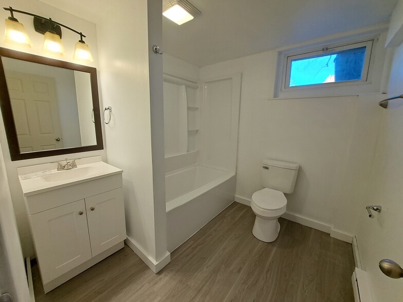 Building Photo - 260 W State St