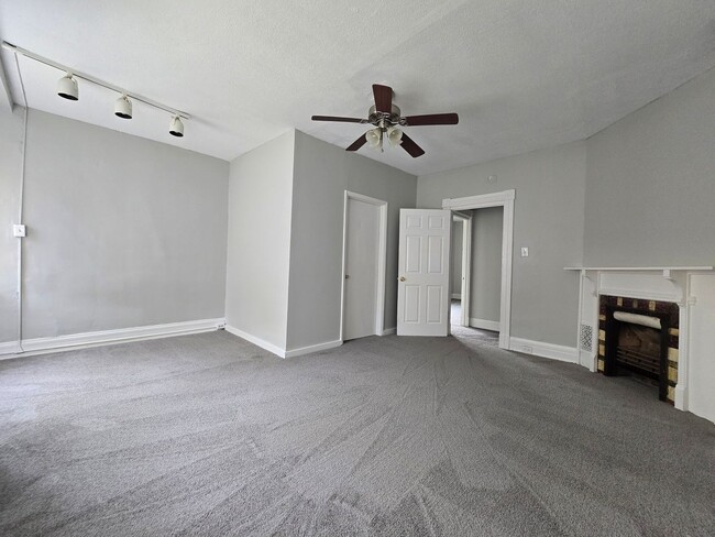 Building Photo - Convenient to Downtown and UC!