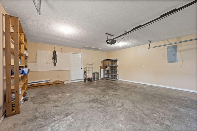 Building Photo - 180 Lilly Ln