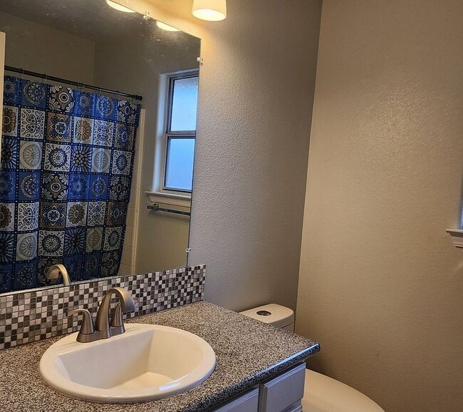 Building Photo - Clean and Spacious 3Bedroom