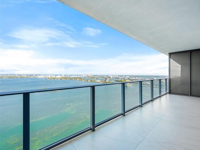 Primary Photo - 700 NE 24th St