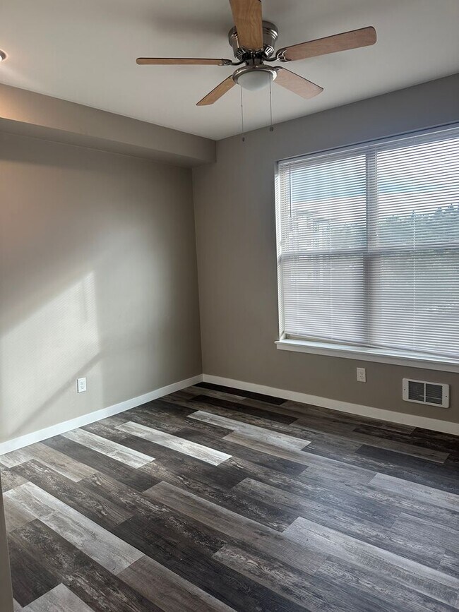 Building Photo - One Month of FREE RENT! 4 Bedroom Apartment, PRICE REDUCED!