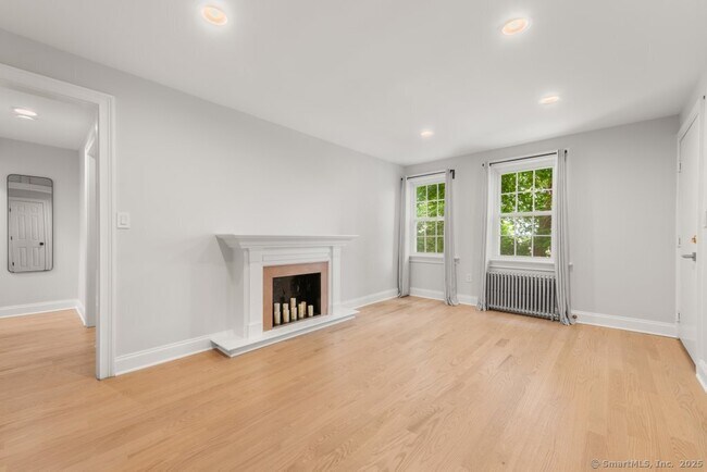 Building Photo - 10 Clarmore Dr