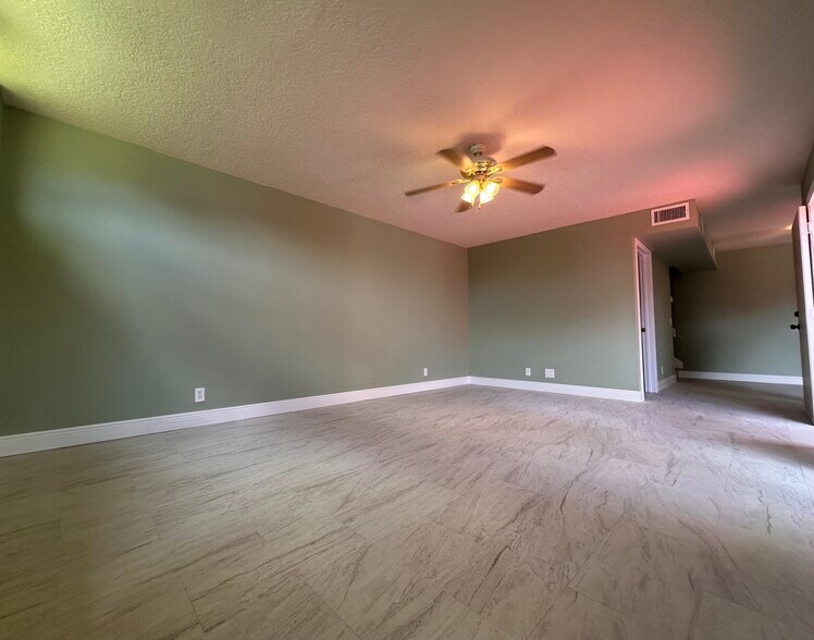 Building Photo - 3871 Victoria Dr