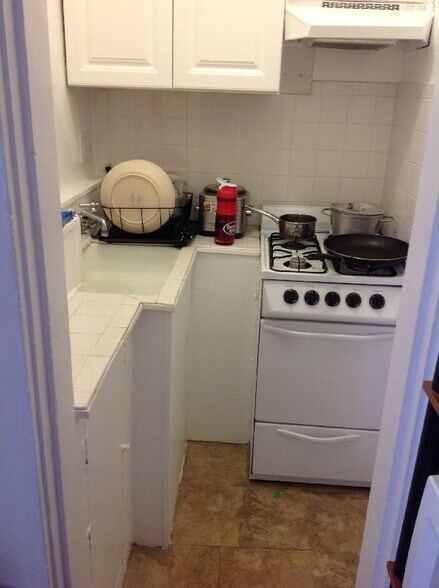 Building Photo - 65 Burbank St