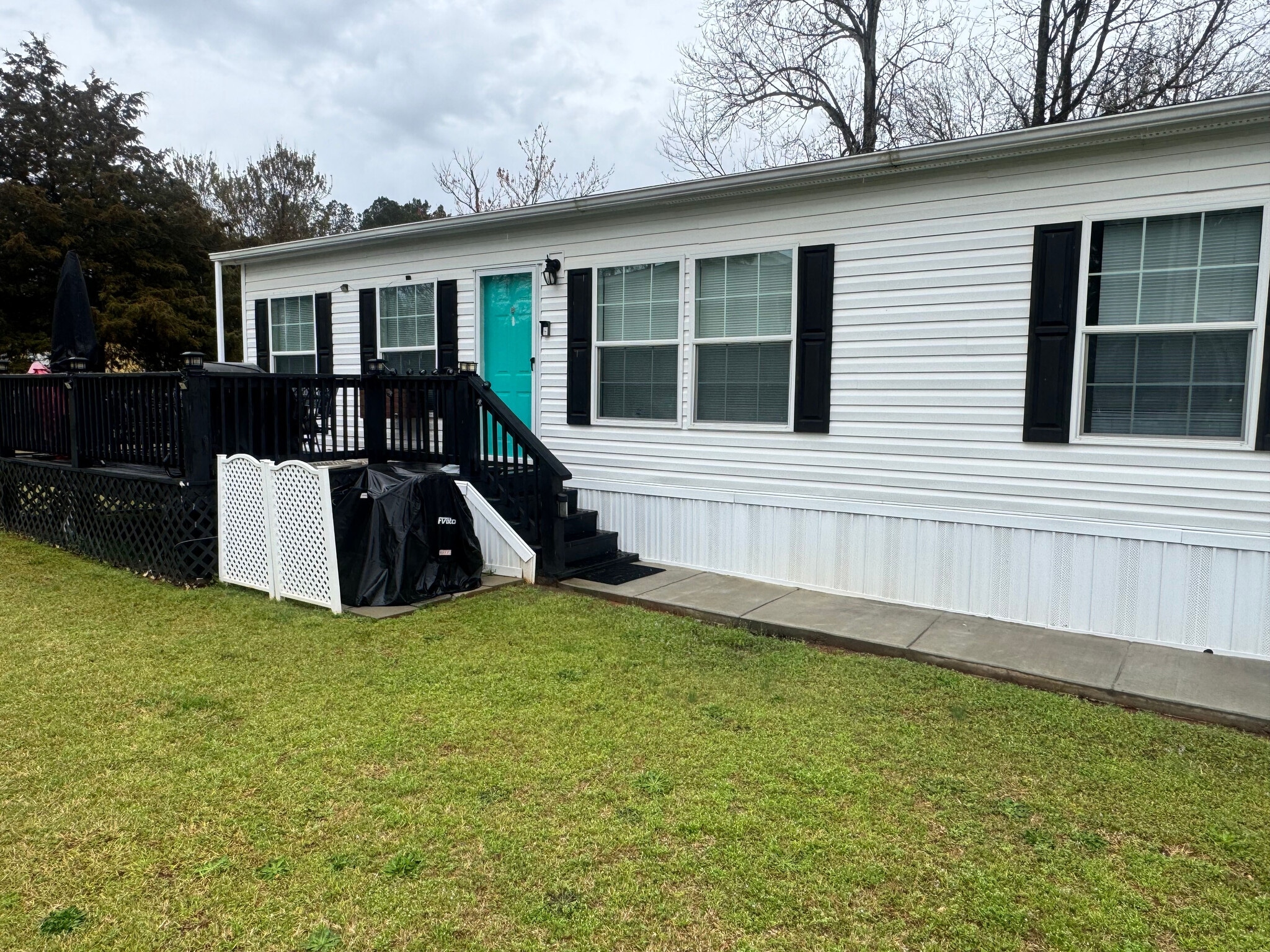 Building Photo - Room in House on Robin Ln
