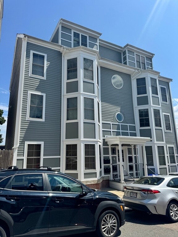Building Photo - 32 Parker St