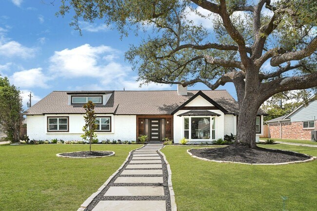 Primary Photo - 2415 Moss Hill Dr