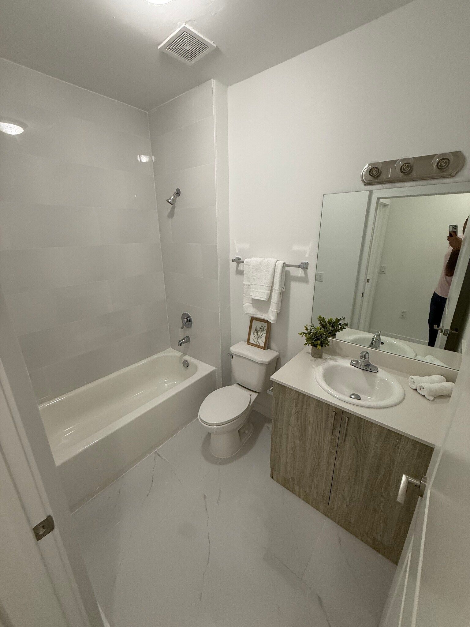 Building Photo - 810 SW 71st Ave