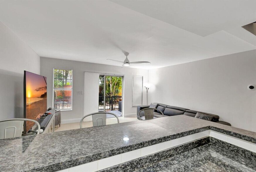 Building Photo - 640 Tennis Club Dr