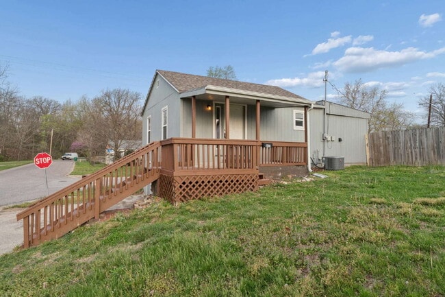 Building Photo - This cozy residence features a bright living space and well-appointed kitchen.  1st month is FREE...