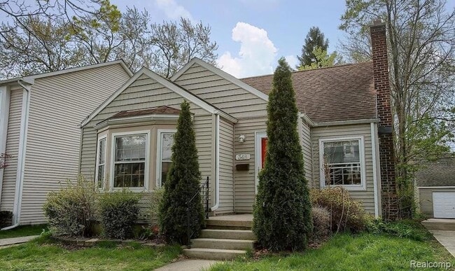 Primary Photo - 348 E Maplehurst Ave