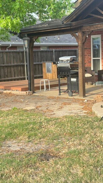 Building Photo - 7011 Cottonwood Cir