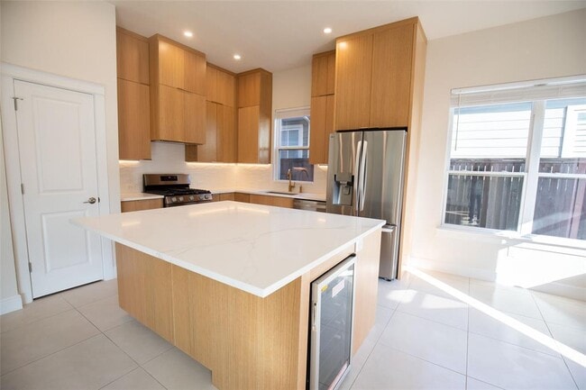 Building Photo - 1913 Littlefield St