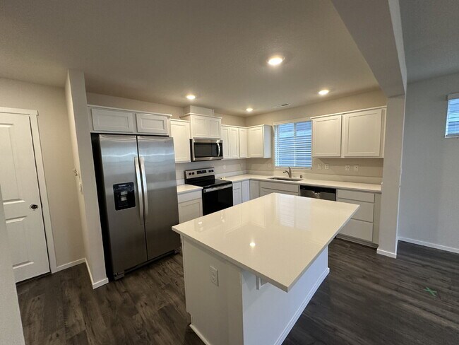 Building Photo - Newer Townhouse in Saddle Club Estates with 2-Car Garage – Nearby Winco, Fred Meyers & Schools