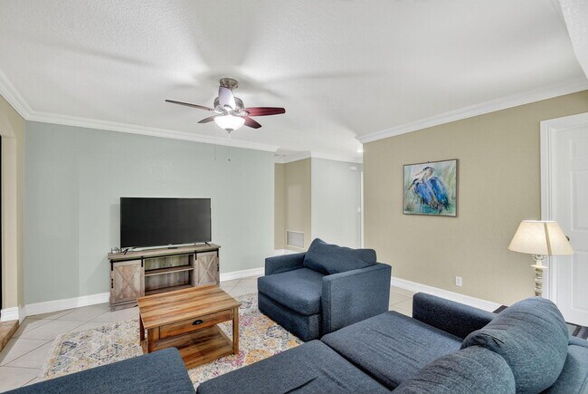 Building Photo - 1035 Soelca Dr