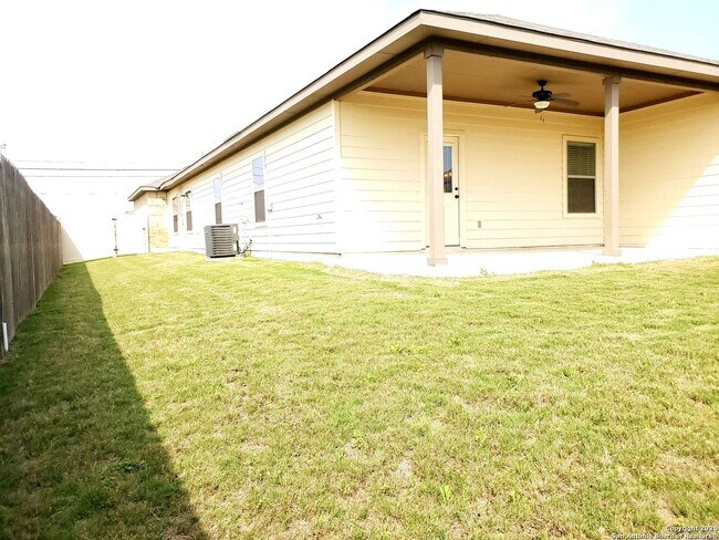 Building Photo - Spacious & Stylish Duplex in New Braunfels!
