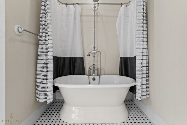 Building Photo - Beautiful One Bedroom Downtown Condo