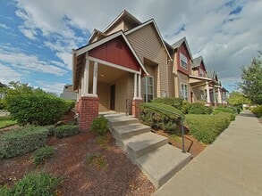 Building Photo - 3 Bedroom House ~ Close to Campus