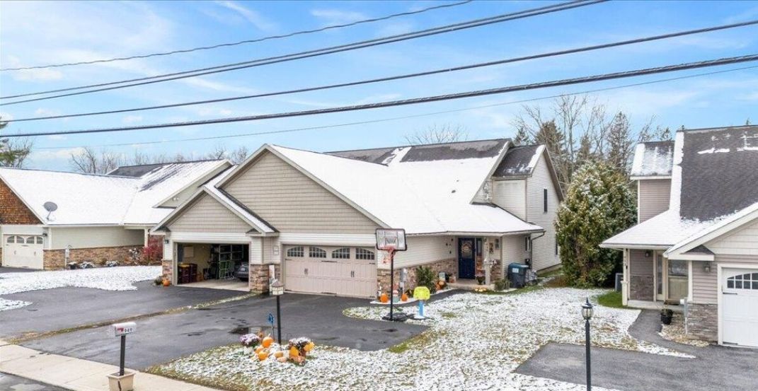 Building Photo - 949 Hudson Ave