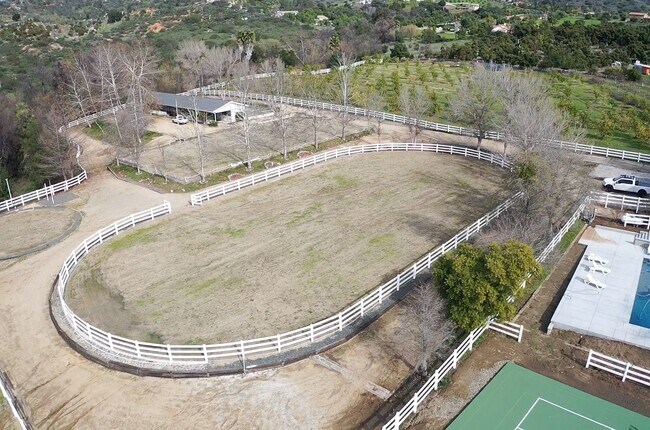 Building Photo - Great horse property in Del Luz!