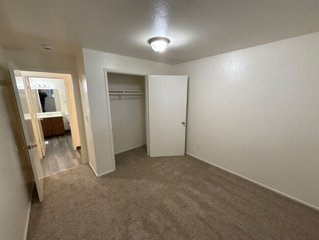 Building Photo - 848 Plymouth Dr NE