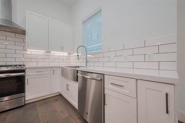 Building Photo - 1203 W 24th St