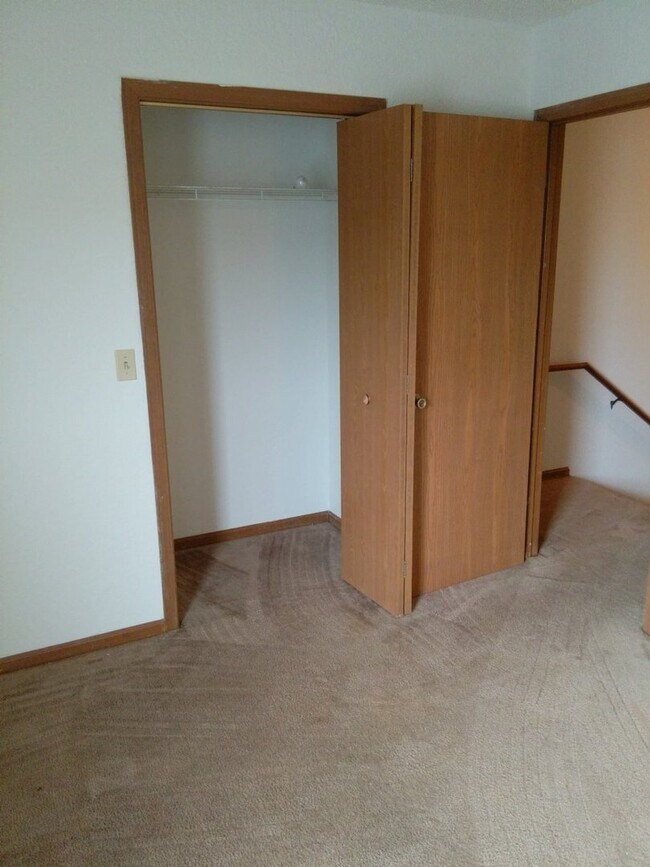 Building Photo - Great 2 Bed 2 Bath 1 Car Garage Split Level Duplex