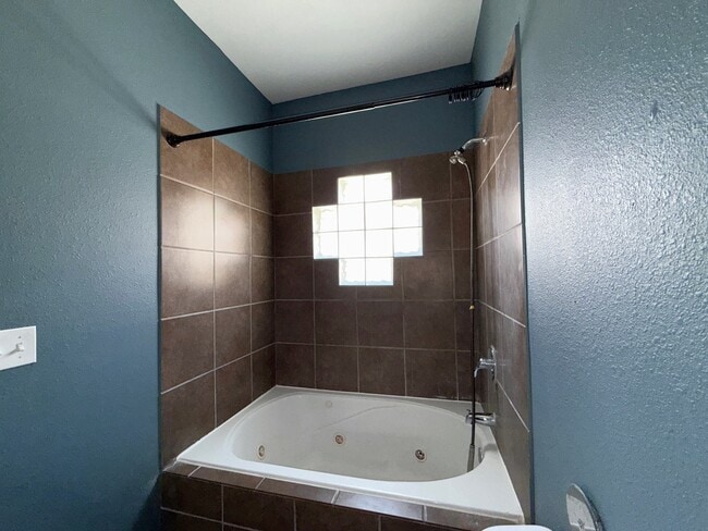 Building Photo - 3729 Loma Brisa Dr