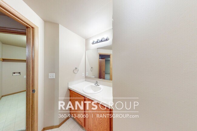 Building Photo - Great Location!  Quiet Neighborhood!