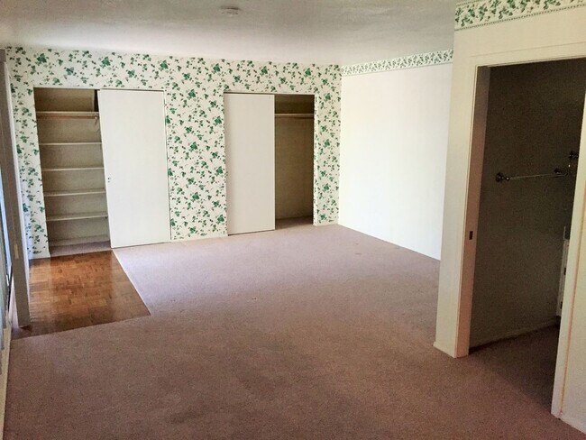 Building Photo - 656 Thunderbird Dr