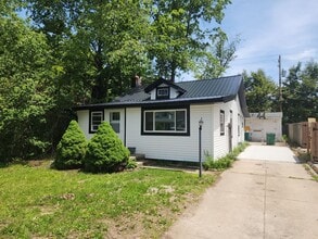 Building Photo - 3 bed 1 bath Ranch