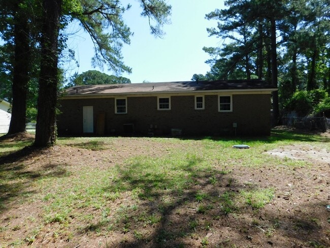 Building Photo - 4004 Brandywine Dr