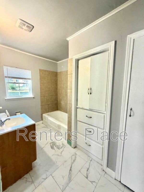 Building Photo - 1328 S Erie Ave