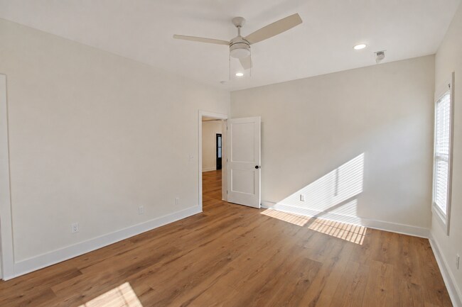 Building Photo - 511 Creekview Ln