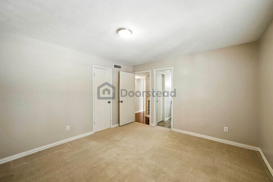 Building Photo - 6009 Sandhurst Ln